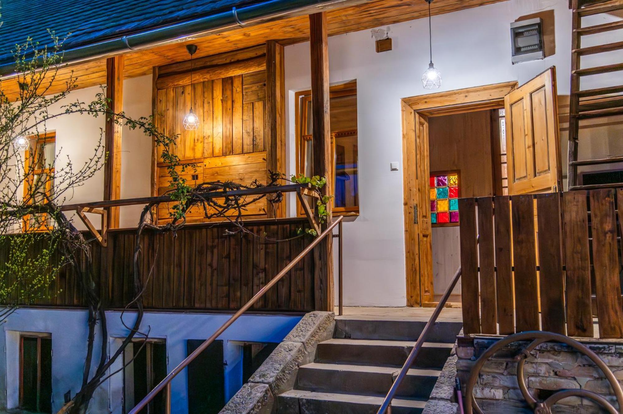 Minifaktura Loft Apartman & Reggelizo Es Etelbar Szokolya المظهر الخارجي الصورة